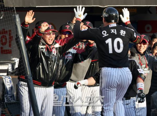 LG 트윈스와 kt위즈의 2023 KBO 한국시리즈 4차전 경기가 11일 오후 수원 KT위즈파크에서 열렸다. LG 오지환이 7회 우월 3점 홈런을 날리고 염경엽 감독과 기뻐하고있다. 수원=정시종 기자 