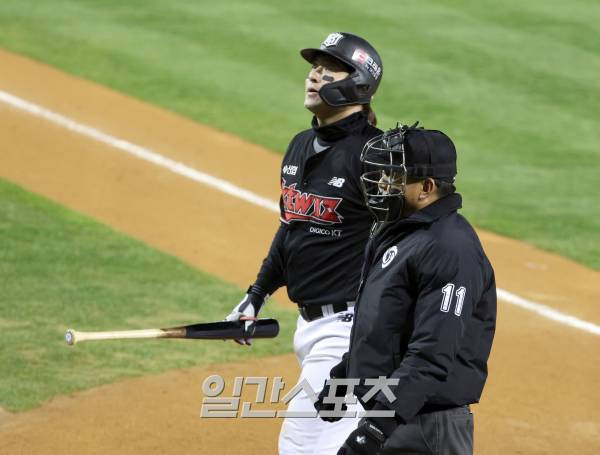 kt위즈와 LG 트윈스의 2023 KBO 한국시리즈 5차전 경기가 13일 오후 서울 잠실야구장에서 열렸다. KT 박병호가 7회 삼진아웃된뒤 아쉬워 하고있다. 잠실=정시종 기자 capa@edaily.co.kr /2023.11.13.