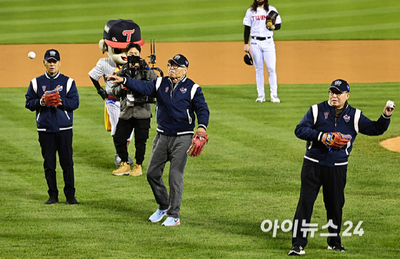 13일 오후 서울 잠실야구장에서 열린 '2023 KBO 포스트시즌' LG 트윈스와 KT 위즈의 한국시리즈 5차전 경기가 열렸다.(좌축부터) 김성근 감독, 김응룡 감독, 김인식 감독이 시구를 하고 있다. [사진=곽영래 기자]