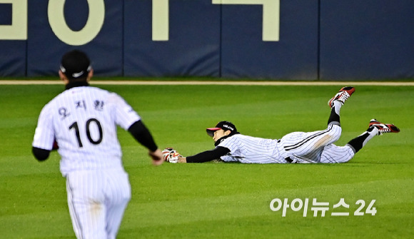 13일 오후 서울 잠실야구장에서 열린 '2023 KBO 포스트시즌' LG 트윈스와 KT 위즈의 한국시리즈 5차전 경기가 열렸다.4회초 2사 1,2루 LG 박해민이 KT 김민혁의 타구를 잡아내고 있다. [사진=곽영래 기자]