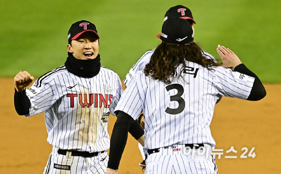 13일 오후 서울 잠실야구장에서 열린 '2023 KBO 포스트시즌' LG 트윈스와 KT 위즈의 한국시리즈 5차전 경기가 열렸다.4회초 2사 1,2루 LG 박해민이 KT 김민혁의 타구를 잡아낸 뒤 켈리와 기뻐하고 있다. [사진=곽영래 기자]