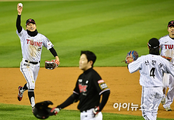 13일 오후 서울 잠실야구장에서 열린 '2023 KBO 포스트시즌' LG 트윈스와 KT 위즈의 한국시리즈 5차전 경기가 열렸다.4회초 2사 1,2루 LG 박해민이 KT 김민혁의 타구를 잡아낸 뒤 기뻐하고 있다. [사진=곽영래 기자]