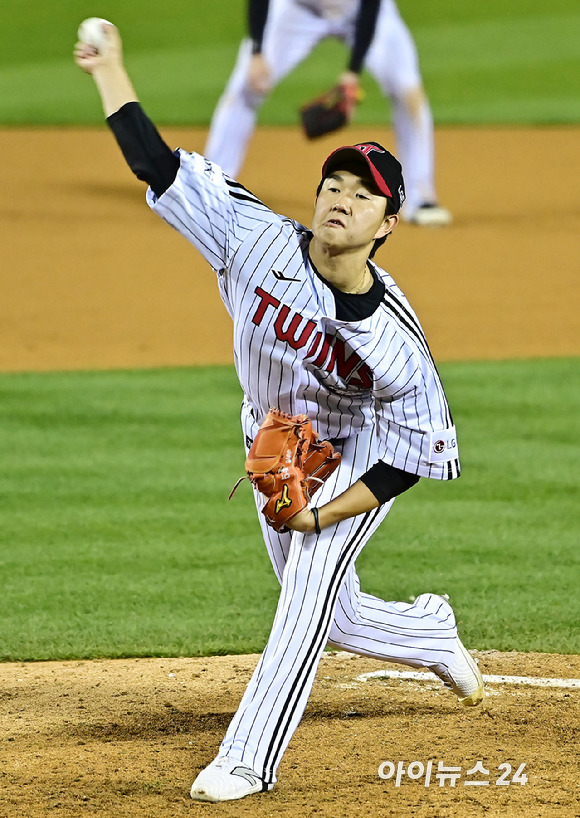 13일 오후 서울 잠실야구장에서 열린 '2023 KBO 포스트시즌' LG 트윈스와 KT 위즈의 한국시리즈 5차전 경기가 열렸다.7회초 LG 유영찬이 역투하고 있다. [사진=곽영래 기자]