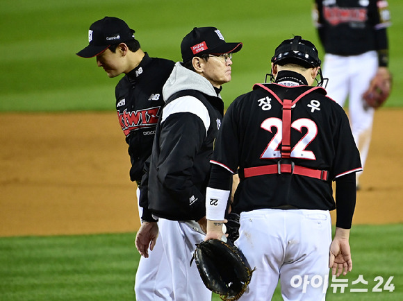 13일 오후 서울 잠실야구장에서 열린 '2023 KBO 포스트시즌' LG 트윈스와 KT 위즈의 한국시리즈 5차전 경기가 열렸다. 5회말 무사 1,3루 KT 고영표가 강판되고 있다. [사진=곽영래 기자]