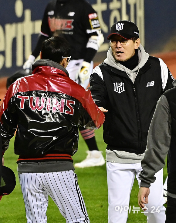 LG는 13일 잠실구장에서 벌어진 2023 신한은행 쏠 KBO KS 5차전에서 KT 위즈를 상대로 6-2로 승리를 거두고 29년 만에 한국시리즈 제패를 했다.이강철 KT 감독이 염경엽 LG 감독과 악수를 하고 있다. [사진=곽영래 기자]