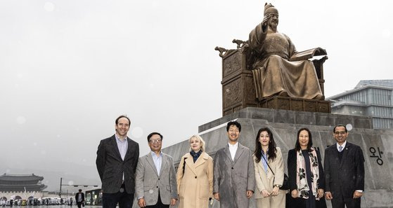 한국에 사는 남녀 이주민들이 지난 9일 서울 광화문 세종대왕 동상 앞에서 자리를 함께했다. 김경록 기자