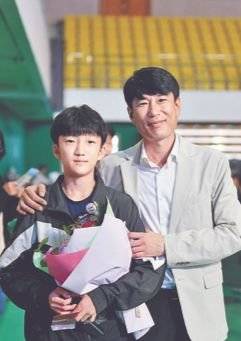 지난 10월 열린 제6회 옥천군민의 날 행사에서 ‘향토를 빛낸 별’을 수상한 곽시헌 선수가 아빠와 포즈를 취했다.