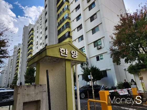 여의도 1호 재건축 단지로 꼽히는 영등포 여의도한양 아파트 전경./사진=정영희 기자