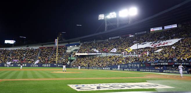 13일 오후 6시30분부터 서울 잠실야구장에서 열리는 한국시리즈 5차전 티켓이 모두 팔렸다.. 사진은 한국시리즈 2차전이 열린 잠실야구장 관중석 모습. /사진= 뉴스1