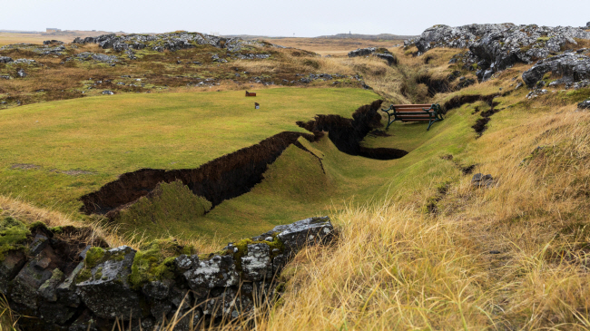 지진에 내려앉은 골프장… 11일 아이슬란드 수도 레이캬비크 인근 그린다비크의 한 골프장이 마그마 이동에 따른 지진으로 갈라져 있다.  로이터 연합뉴스