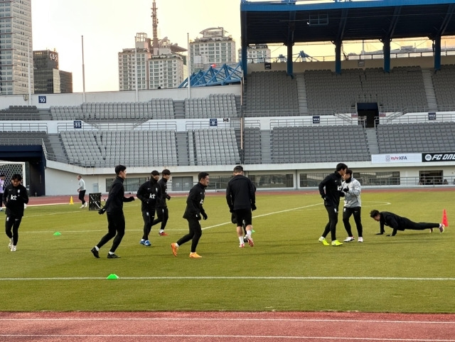 11명으로 목동주경기장에서 첫날 훈련을 진행한 축구대표팀/최병진 기자