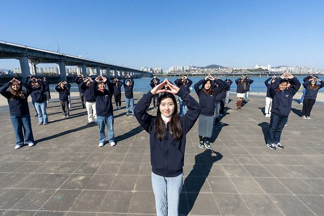 12일 한국국제협력단(코이카)가 서울반포한강공원 잠수교에서 개최한 ’ODA 페스타‘에서 코이카 글로벌 서포터스 위코 5기가 단체로 ODA Song 댄스챌린지를 선보이고 있다. [코이카 제공]