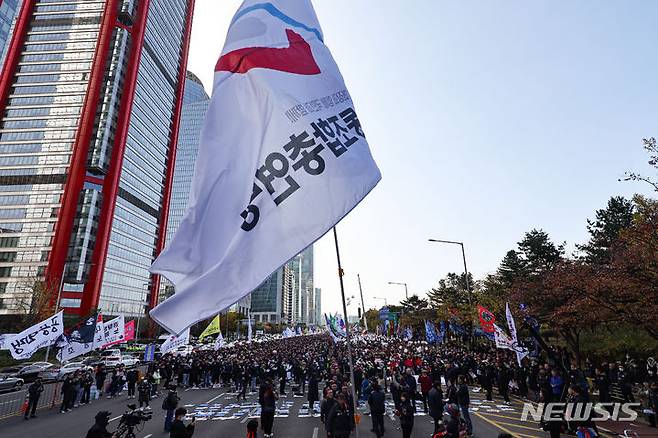 [서울=뉴시스] 권창회 기자 = 지난 11일 오후 서울 여의대로 일대에서 한국노총 주최  윤석열 정권 심판! 노동탄압 저지! 2023 전국노동자대회가 열리고 있다. 2023.11.11. kch0523@newsis.com