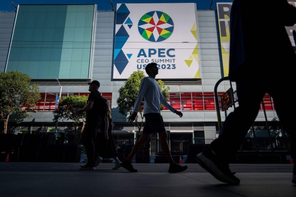 美, 12년 만에 ‘APEC 의장국’ - 11일(현지시간) 막을 올린 아시아태평양경제협력체(APEC) 회의의 주요 회담장인 미국 샌프란시스코 모스코니센터 앞을 시민들이 지나가고 있다. 미국이 12년 만에 의장국을 맡은 이번 APEC 회의에는 러시아를 제외한 회원국 정상들이 참석하고, 기업 최고경영자(CEO) 수백명을 포함해 2만명 정도가 참여한다. 샌프란시스코 AFP 연합뉴스