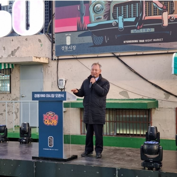 지난 11일 이병윤 의원이 경동시장 푸드트럭 야시장 개장 기념 오픈식에 참석해 축사하고 있다.