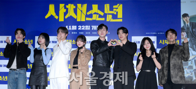 배우 이일준, 신수현, 유선호, 강미나, 유인수, 이찬형, 서혜원, 윤병희가 13일 오후 서울 용산구 CGV 용산아이파크몰에서 진행된 영화 ‘사채소년’(감독 황동석) 언론배급시사회 및 기자간담회에서 포즈를 취하고 있다. 김규빈 기자