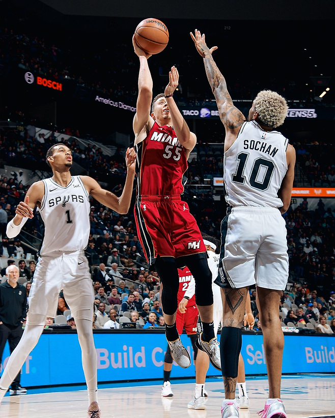 빅터 웸반야마(왼쪽)가 던컨 로빈슨에게 돌파를 허용했다. NBA 브라질 제공