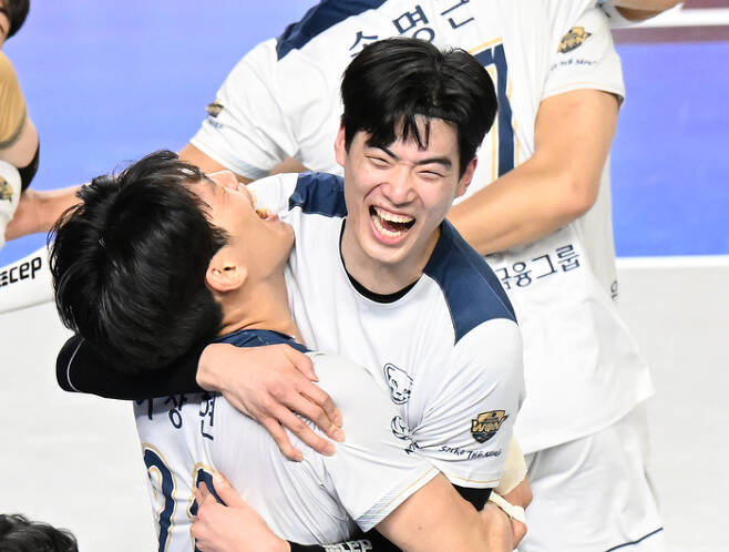 우리카드 박준혁이 지난 12일 현대캐피탈과 경기에서 승리한 뒤 환하게 웃고 있다. 한국배구연맹 제공