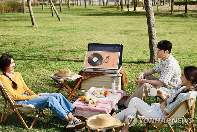 LG전자, 'LG 스탠바이미(StanbyME) Go' 출시 (서울=연합뉴스) LG전자가 이동하며 즐길 수 있는 신개념 포터블 스크린 'LG 스탠바이미(StanbyME) Go'를 출시한다고 30일 밝혔다. 사진은 LG전자 모델들이 LG 스탠바이미 Go의 다양한 모드를 체험하는 모습. 2023.5.31 [LG전자 제공. 재판매 및 DB 금지] photo@yna.co.kr