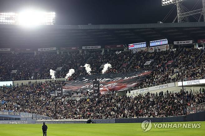 프로야구 LG-kt, 한국시리즈 1차전 2만3천750석 매진 (서울=연합뉴스) 윤동진 기자 = 7일 서울 잠실야구장에서 열린 2023 KBO 한국시리즈 1차전 kt 위즈와 LG 트윈스의 경기에서 관중들이 응원을 펼치고 있다. 2023.11.7 mon@yna.co.kr