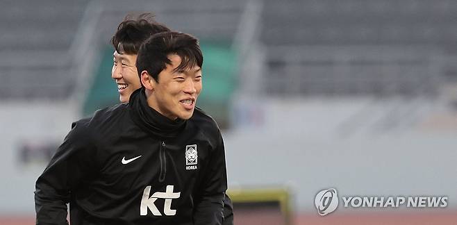 환하게 웃으며 훈련하는 손흥민과 황희찬 (서울=연합뉴스) 김인철 기자 = 한국 축구대표팀의 손흥민과 황희찬이 13일 서울 양천구 목동운동장에서 2026 국제축구연맹(FIFA) 북중미 월드컵 아시아 2차 예선 1차전 싱가포르와 경기를 앞두고 훈련을 하고 있다. 2023.11.13 yatoya@yna.co.kr