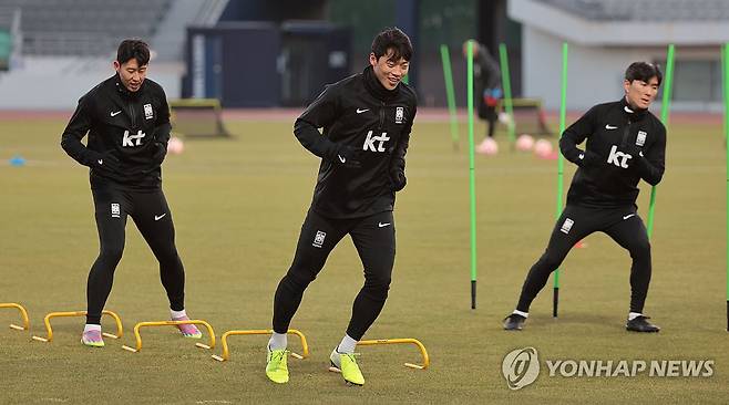 환하게 웃으며 훈련하는 손흥민과 황희찬 (서울=연합뉴스) 김인철 기자 = 한국 축구대표팀의 손흥민과 황희찬이 13일 서울 양천구 목동운동장에서 2026 국제축구연맹(FIFA) 북중미 월드컵 아시아 2차 예선 1차전 싱가포르와 경기를 앞두고 훈련을 하고 있다. 2023.11.13 yatoya@yna.co.kr