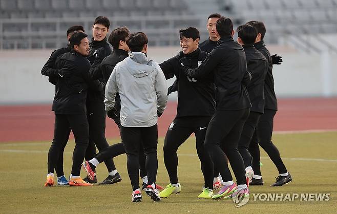 밝은 모습으로 훈련 임하는 황희찬 (서울=연합뉴스) 김인철 기자 = 한국 축구대표팀 황희찬과 선수들이 13일 서울 양천구 목동운동장에서 2026 국제축구연맹(FIFA) 북중미 월드컵 아시아 2차 예선 1차전 싱가포르와 경기를 앞두고 훈련을 하고 있다. 2023.11.13 yatoya@yna.co.kr