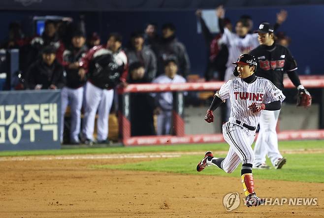 박해민 '선제 2타점 2루타' (서울=연합뉴스) 김성민 기자 = 13일 서울 잠실야구장에서 열린 2023 KBO 한국시리즈 5차전 kt wiz와 LG 트윈스의 경기. 3회말 1사 2,3루 LG 박해민이 2타점 적시 2루타를 치고 그라운드를 달리고 있다. 2023.11.13 ksm7976@yna.co.kr