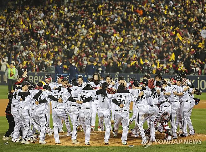 LG 트윈스, 29년 만의 한국시리즈 우승 (서울=연합뉴스) 박동주 기자 = 13일 서울 잠실야구장에서 열린 2023 KBO 한국시리즈 5차전 kt wiz와 LG 트윈스의 경기. 
    kt에 승리하며 한국시리즈 우승을 확정한 LG 선수들이 기뻐하고 있다. 2023.11.13 pdj6635@yna.co.kr