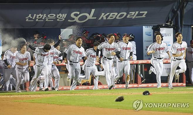 LG 트윈스, 29년 만의 우승 (서울=연합뉴스) 김성민 기자 = 13일 서울 잠실야구장에서 열린 2023 KBO 한국시리즈 5차전 kt wiz와 LG 트윈스의 경기에서 6-2로 승리해 우승을 차지한 LG 선수들이 기뻐하고 있다. 2023.11.13 ksm7976@yna.co.kr