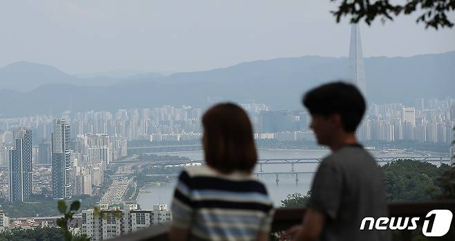 서울시 용산구 남산N타워를 찾은 시민 등이 도심 아파트단지를 바라보고 있다. 2023.7.30/뉴스1 ⓒ News1 박정호 기자