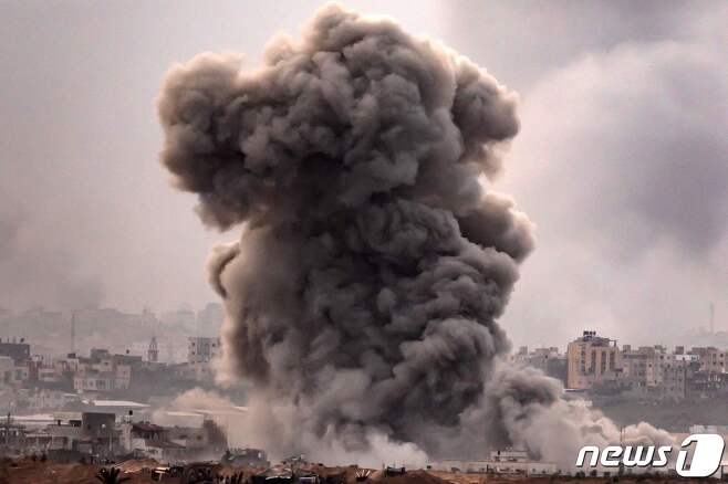 12일(현지시간) 이스라엘의 폭격으로 가자 지구에서 연기가 피어오르고 있다. 2023.11.13 ⓒ AFP=뉴스1 ⓒ News1 정지윤 기자