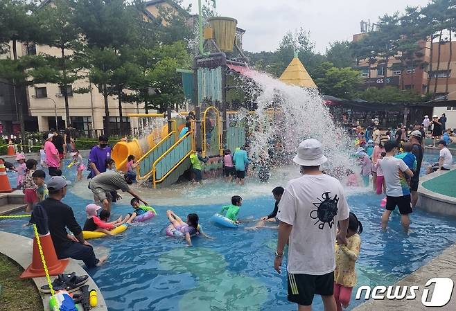 용인시가 내년 상반기에 동백호수공원·내꽃근린공원에 어린이 물놀이터를 설치한다. 사진은 물내음어린이공원에 설치된 물놀이장 모습.(용인시 제공)