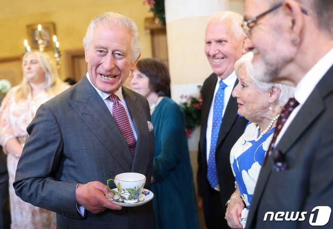 13일(현지시간) 영국 테트버리 소재 하이그로브 하우스에서 찰스3세 영국 국왕이 자신의 75번째 생일을 맞아 열린 파티에 참석해 이야기를 나누고 있다. 2023.11.13. ⓒ 로이터=뉴스1 ⓒ News1 김성식 기자