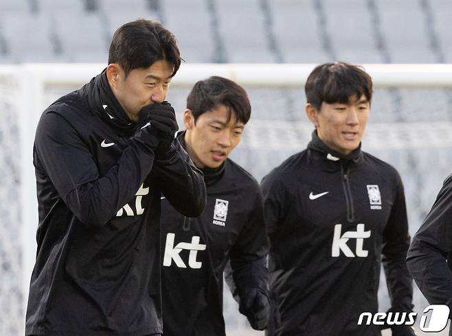 대한민국 축구대표팀 손흥민을 비롯한 선수들이 13일 오후 서울 양천구 목동운동장에서 2026 국제축구연맹(FIFA) 북중미 월드컵 아시아 지역 2차 예선을 앞두고 훈련을 하고 있다. 클린스만호는 오는 16일 서울월드컵경기장에서 싱가포르, 21일 중국 선전 유니버시아드 스포츠센터에서 중국과 경기를 치를 예정이다. 2023.11.13/뉴스1 ⓒ News1 이재명 기자