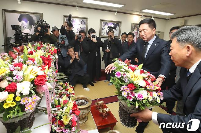 김기현 국민의힘 대표가 14일 오전 박정희 대통령 탄신 106돌 숭모제가 열린 경북 구미시 상모동 박 전 대통령 생가를 찾아 헌화하고 있다. 2023.11.14/뉴스1 ⓒ News1 공정식 기자