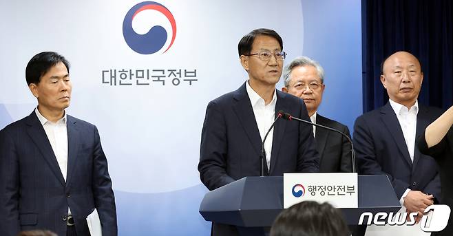 김성렬 새마을금고 경영혁신위원장이 14일 오후 서울 종로구 세종대로 정부서울청사에서 새마을금고 경영혁신안 발표를 하고 있다. 2023.11.14/뉴스1 ⓒ News1 김명섭 기자