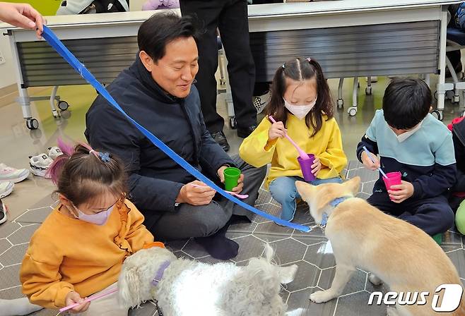 오세훈 서울시장은 13일 서울동물복지지원센터 동대문에서 아이들에게 알려주는 펫티켓 교육을 참관했다. ⓒ 뉴스1 최서윤 기자