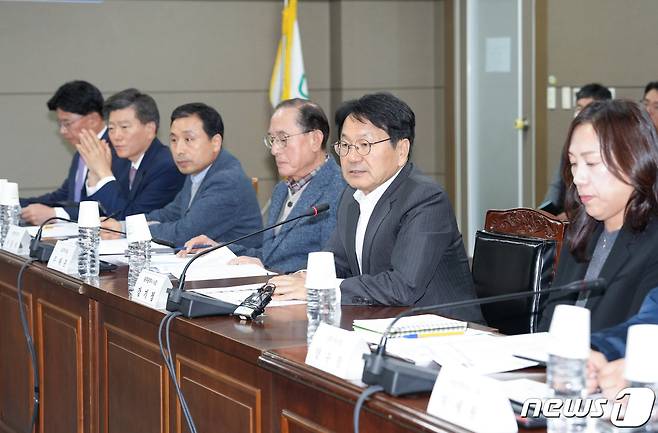 강기정 광주시장이 14일 오후 광산구 하남산업단지관리공단 소회의실에서 열린 '대유위니아 협력기업 현장간담회'에 참석해 이정식 고용노동부 장관, 협력업체 대표 등과 대유위니아 계열사에 대한 지원 방안을 논의하고 있다.(광주시 제공)2023.11.14/뉴스1