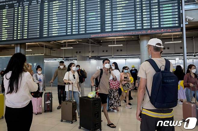 태국 방콕의 수완나품 국제공항에 여행객들이 도착하고 있다. 2023.1.6 ⓒ AFP=뉴스1 ⓒ News1 강민경 기자