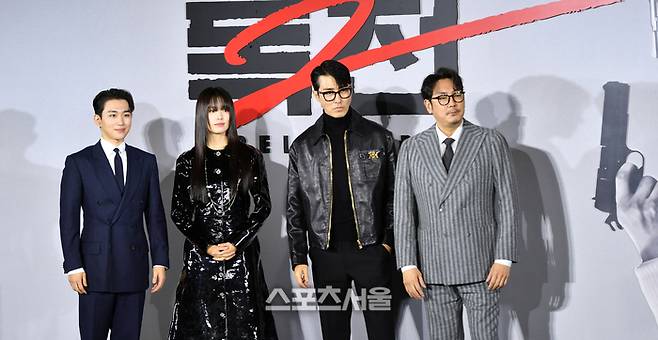 배우 조진웅, 차승원, 한효주, 오승훈이 14일 용산CGV에서 열린 영화 ‘독전2’ 제작발표회 무대에 올라 포토타임을 갖고 있다.  강영조기자 kanjo@sportsseoul.com