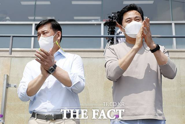 오세훈 서울시장이 프로야구 LG트윈스의 우승을 축하하는 서울광장 거리환영회를 검토하겠다고 밝혔다. 오 시장이 2022년 4월 24일 잠실야구장에서 허구연 KBO 총재와 LG트윈스 대 두산베어스 경기를 관람하고 있다. /뉴시스