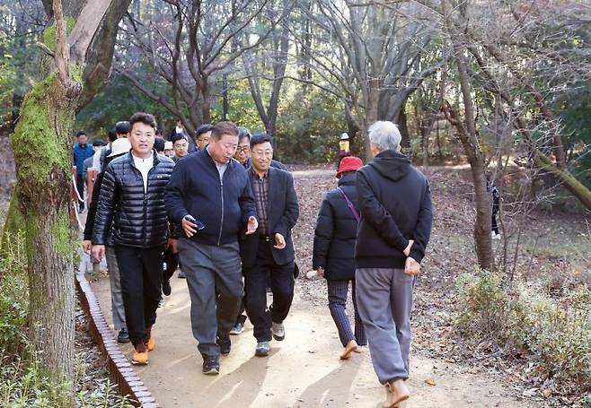 김경일 파주시장이 맨발걷기 산책로 조성을 위해 고양 정발산공원 어싱로드를 걷고 있다. [사진제공=파주시]