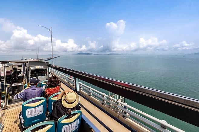 인천시티투어버스 '바다 노선' 2층버스에 오르니 인천이라는 도시가 별안간 낯설게 느껴졌다. 인천대교를 건널 땐 양옆으로 서해가 펼쳐져 마치 크루즈를 타는 듯 했다. / 이신영 영상미디어 기자