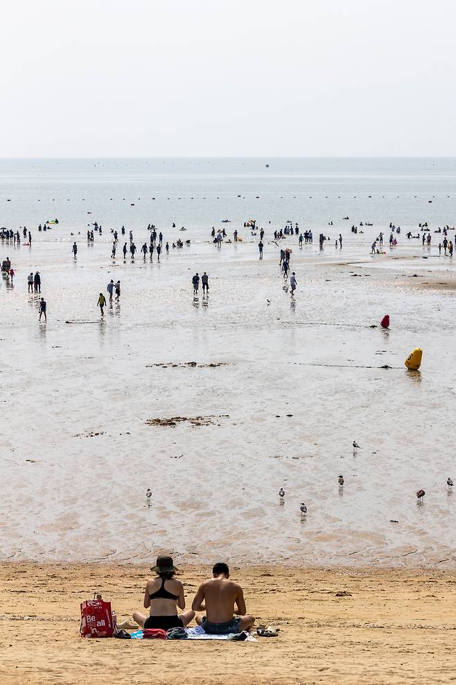 을왕리해변에서 뜨거운 태양 아래 선탠을 즐기고 있는 피서객. 순환형 노선인 '바다 노선'은 버스 이용이 비교적 유연해 시간만 잘 짜면 바닷가에서 물놀이나 갯벌 체험에 도전해볼 수도 있다. / 이신영 영상미디어 기자