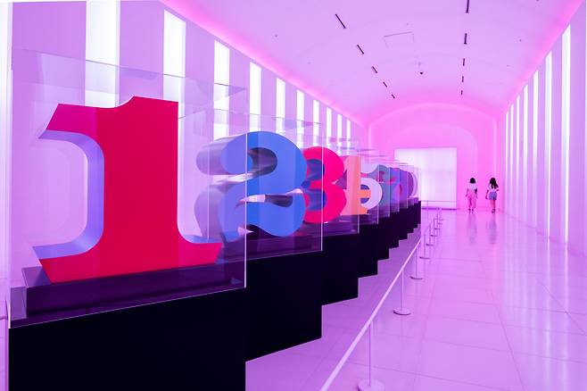 파라다이스시티 '파라다이스 워크'엔 로버트 인디애나의 '숫자, 1-0((Numbers, ONE through ZERO)'를 만날 수 있다. / 이신영 영상미디어 기자