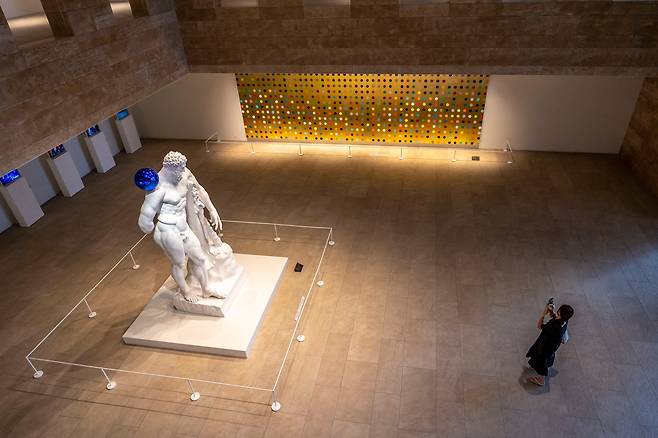 '파라다이스 아트 스페이스' 입구 중앙에 있는 제프 쿤스의 '게이징 볼'. 벽면엔 데이미언 허스트의 '아우러스 사이아나이드'가 관람객을 맞는다.. / 이신영 영상미디어 기자