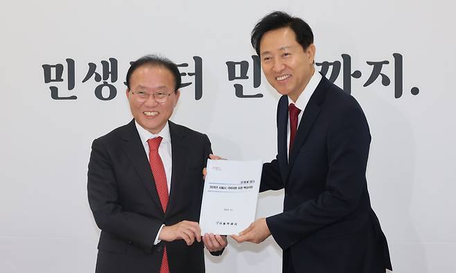 오세훈 서울시장이 14일 국회를 찾아 국민의힘 윤재옥 원내대표에게 2024년 서울시 국비지원 요청 핵심사업 관련 자료를 전달하고 있다. /연합뉴스