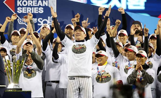 13일 오후 서울 송파구 잠실야구장에서 열린 프로야구 '2023 신한은행 SOL KBO 포스트시즌' 한국시리즈 5차전 LG 트윈스와 kt 위즈의 경기에서 LG 트윈스가 6대2로 승리하며 우승을 차지했다. LG 주장 오지환이 시상식에서 한국시리즈 MVP에 선정된 뒤 환호하고 있다.뉴스1