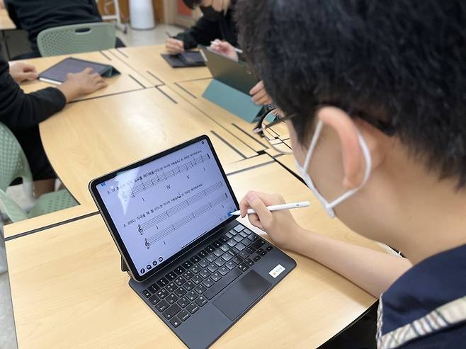 탭을 활용한 음악 학습지 활동을 하는 학생의 모습.